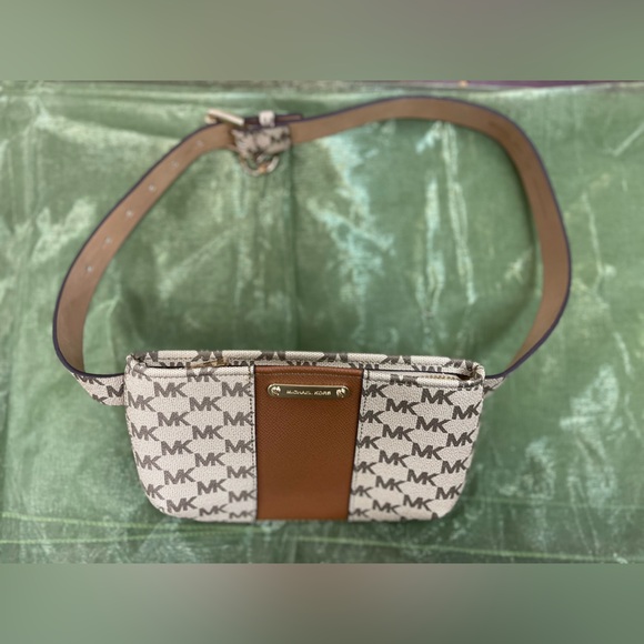 Michael Kors Jet Set Center Stripe Fanny Pack - Picture 5 of 7